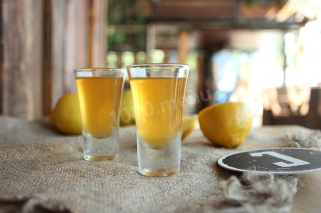 Limoncello with lemon juice