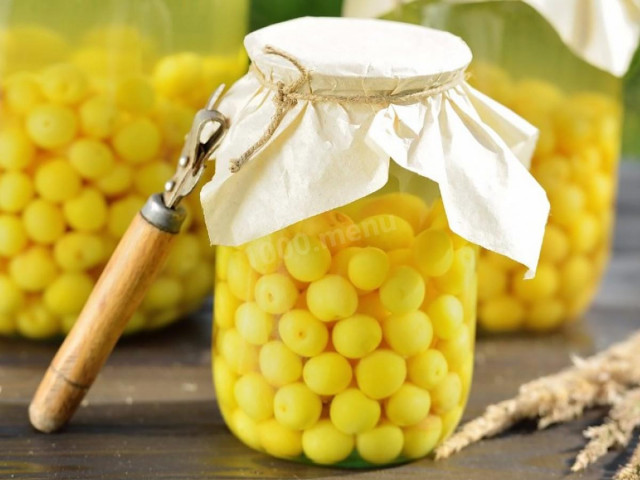 Compote of yellow cherry plum for winter