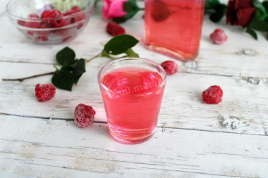 Raspberry tincture with vodka at home