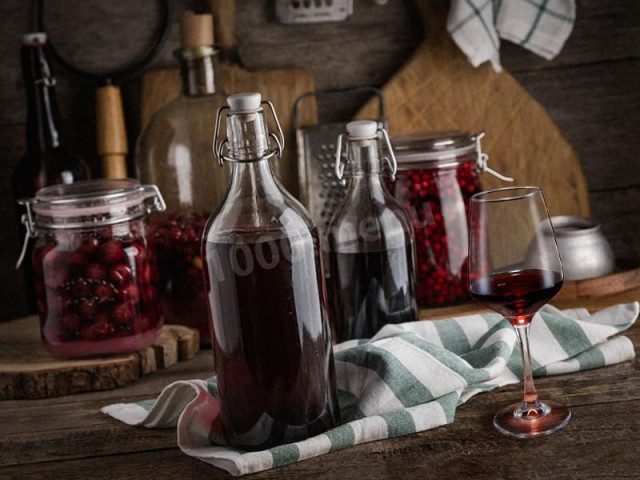 Jam wine with yeast