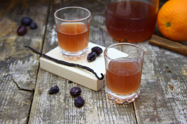 Tincture of raisins on moonshine