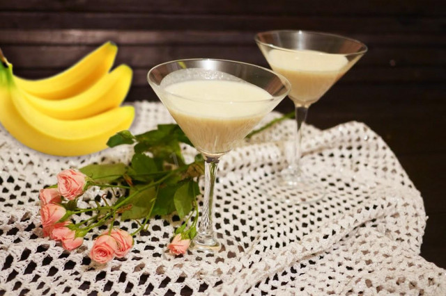 Banana liqueur at home