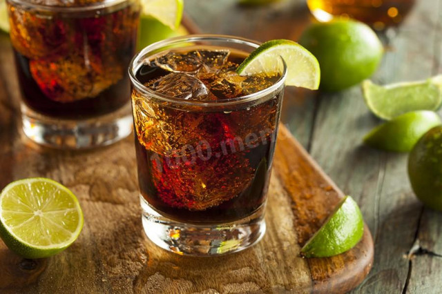 Cuba libre cocktail