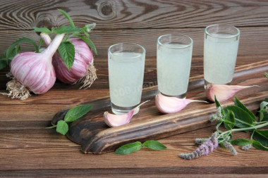 Garlic tincture with vodka