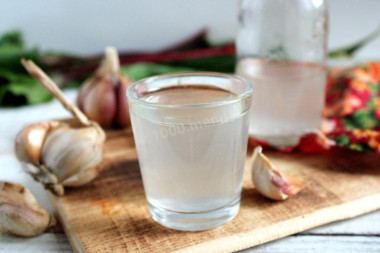 Tincture of garlic on alcohol