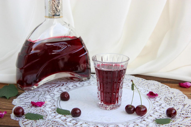 Cherry tincture on vodka with stones