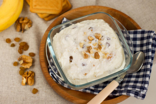 Curd mass with raisins