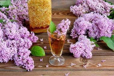 Tincture of lilac on vodka