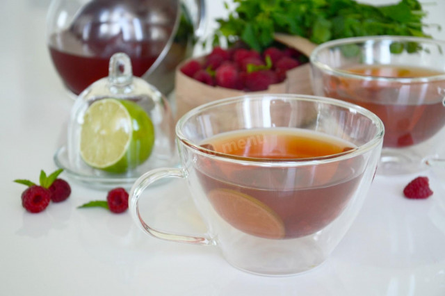 Iced tea with raspberries and mint