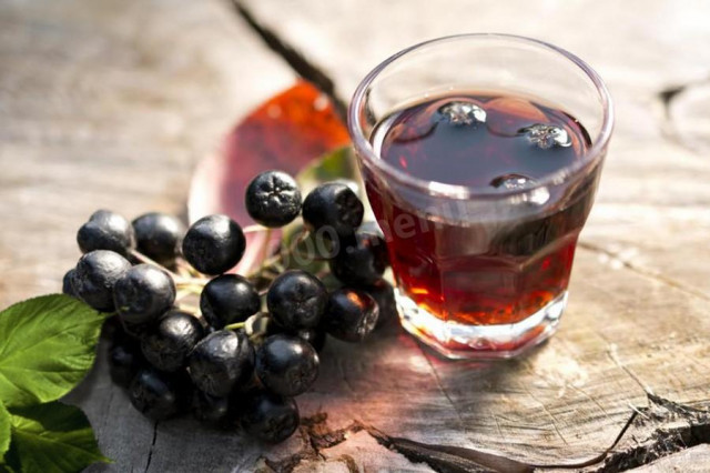 Aronia vodka tincture