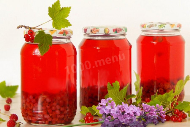 Compote with red currants and raspberries for winter