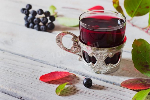 Wine made from cherry leaves and mountain ash