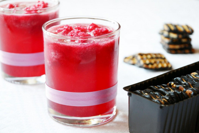 Cranberry cocktail with ginger ale