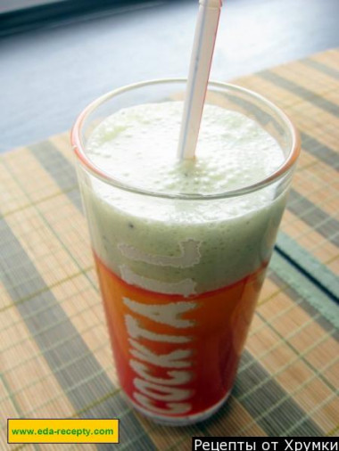 Kiwi cocktail with ice cream and apple juice