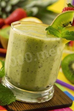 Kiwi cocktail with ice cream and apple juice