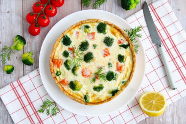 Quiche with salmon and broccoli