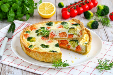 Quiche with salmon and broccoli