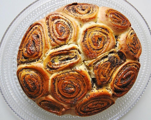 Yeast dough poppy seed pie