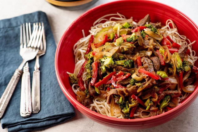 Noodles with meat and vegetables