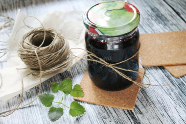 Five-minute blackcurrant jam