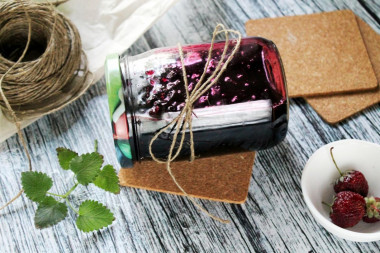 Five-minute blackcurrant jam