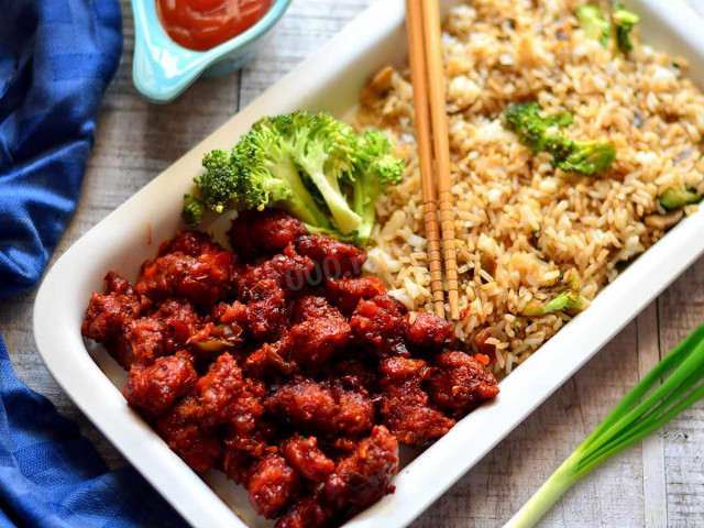 Fried rice with chicken and vegetables