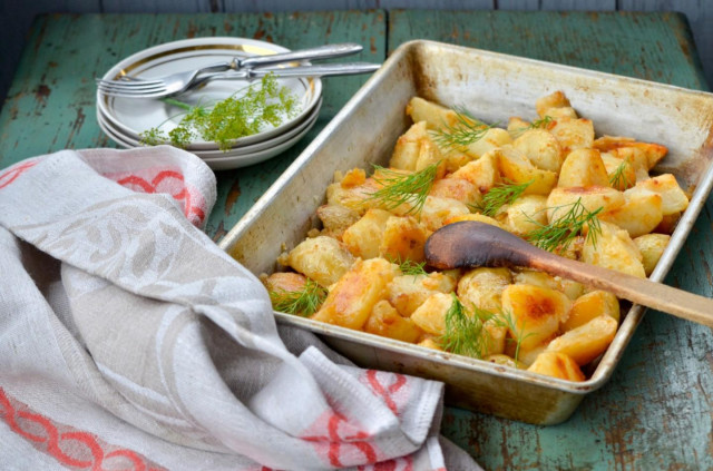 Golden potatoes in the oven