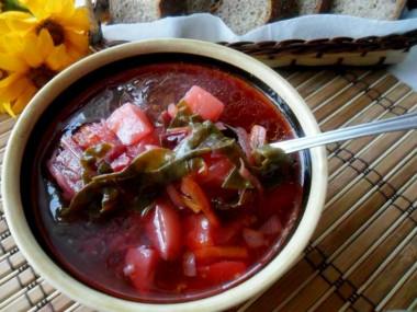 Borscht with beetroot tops