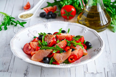 Salad with smoked chicken and bell pepper