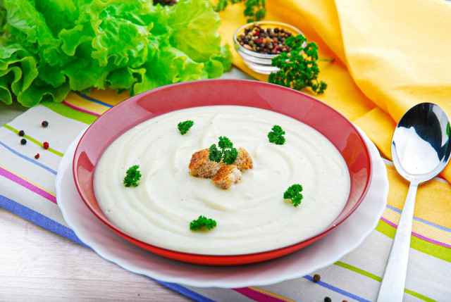 Cauliflower puree soup with cream