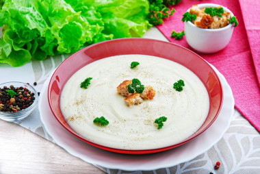 Cauliflower puree soup with cream