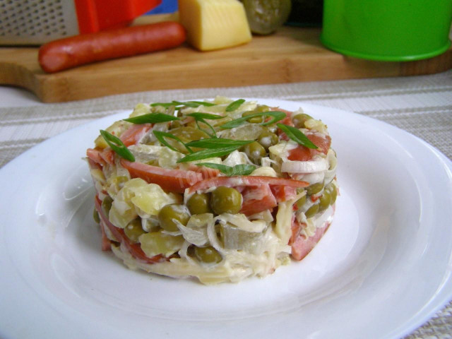 Salad with hunting sausages