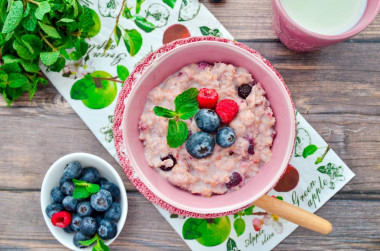 Oatmeal porridge with berries in milk