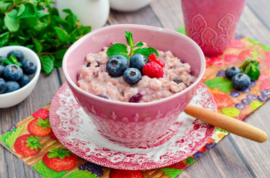 Oatmeal porridge with berries in milk