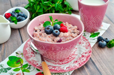 Oatmeal porridge with berries in milk