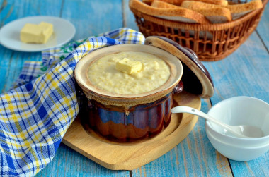 Milk millet porridge in a slow cooker