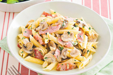 Pasta with ham and mushrooms