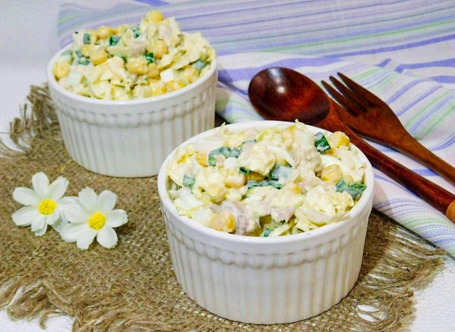 Chicken salad with Peking cabbage and corn