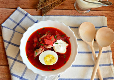 Beetroot soup with chicken