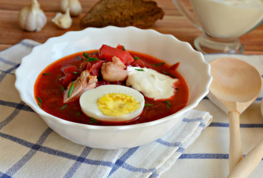 Beetroot soup with chicken