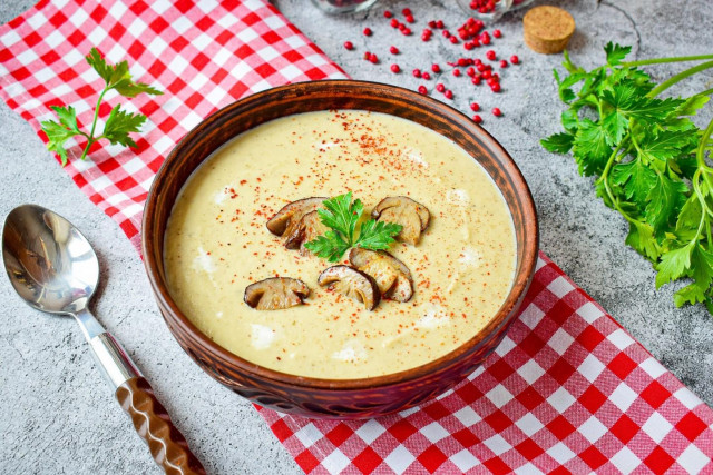 Mushroom soup puree of porcini mushrooms with cream