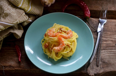 Pasta carbonara with shrimp in cream sauce