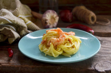 Pasta carbonara with shrimp in cream sauce