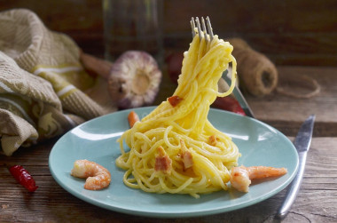 Pasta carbonara with shrimp in cream sauce