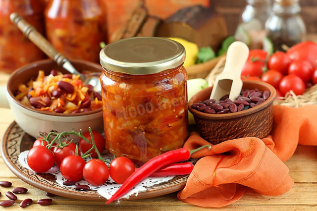 Salad with beans in tomato sauce