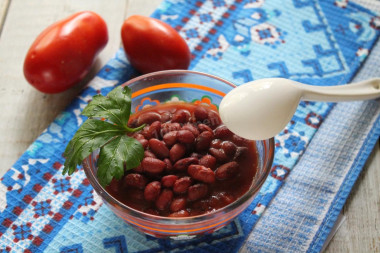 Beans stewed in tomato sauce