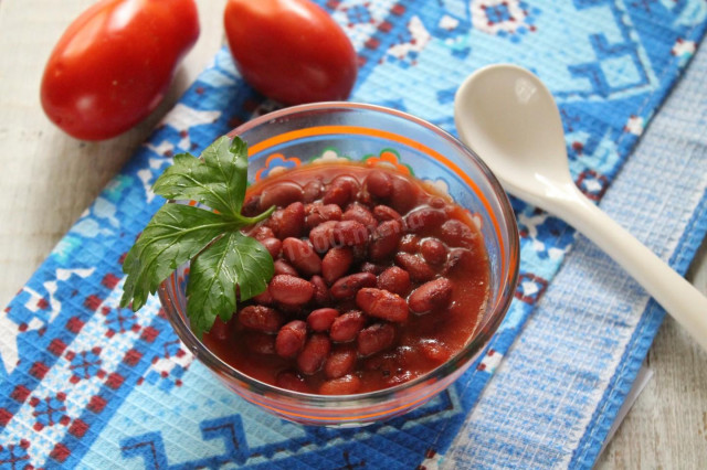 Beans stewed in tomato sauce