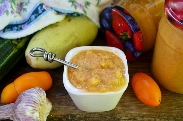 Squash caviar with mayonnaise and tomato paste for winter