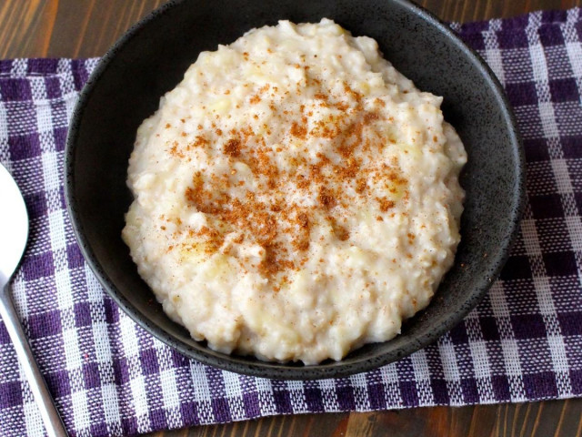 Oatmeal porridge with milk