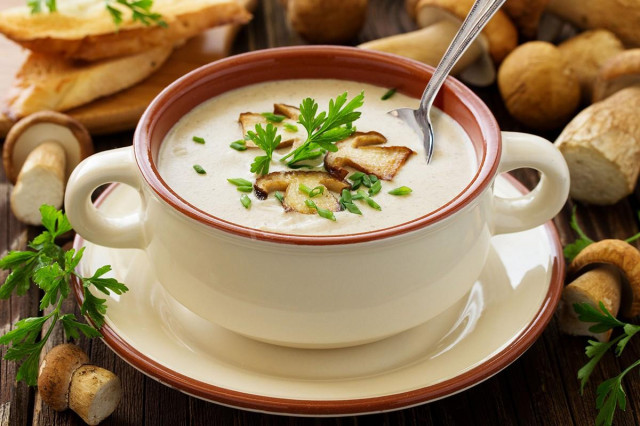 Mushroom puree soup with cheese